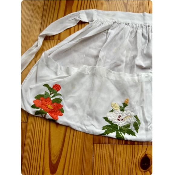 Vintage 1960’s Soft White Cotton Apron • Floral Embroidery • Pockets - Holiday - Picture 3 of 9